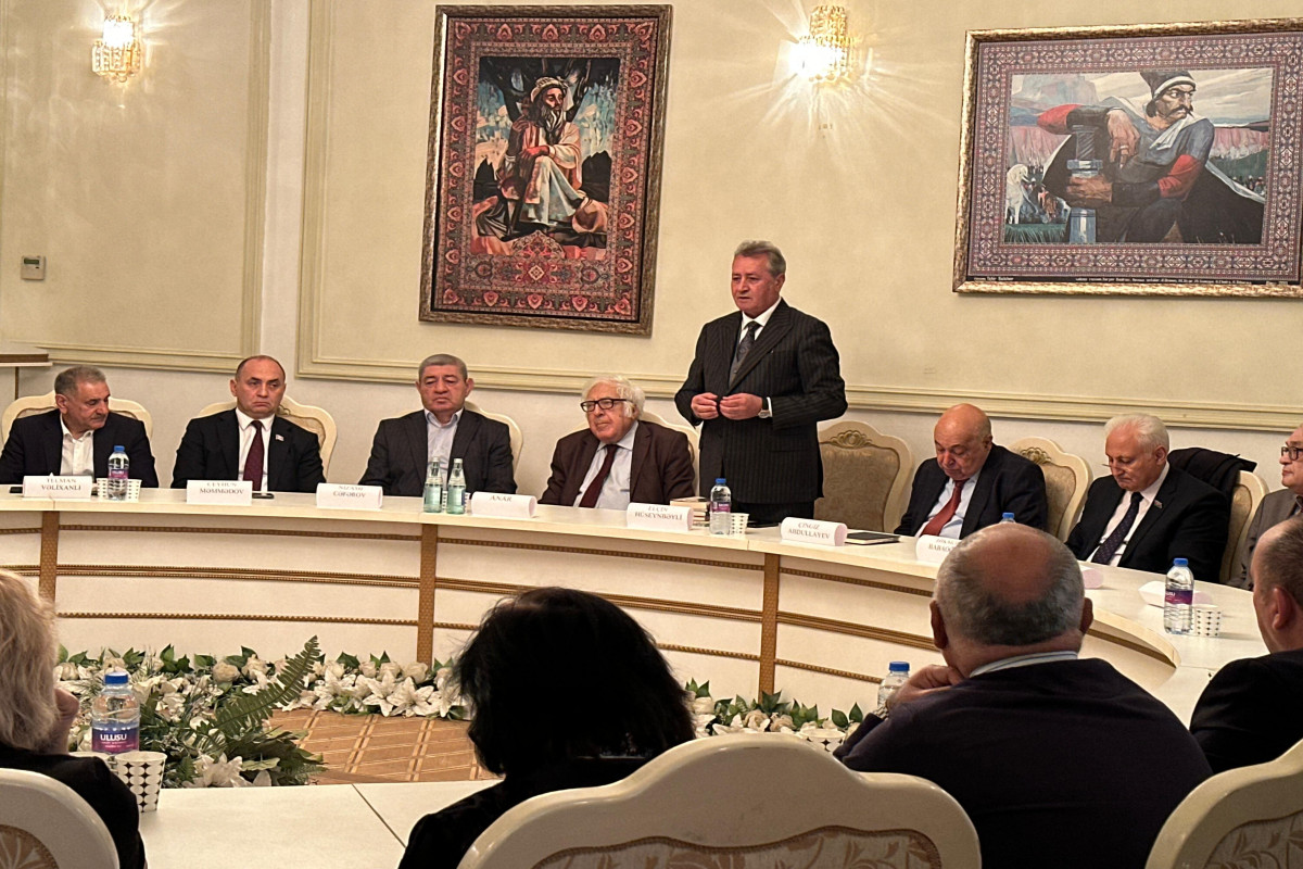 Elçin Hüseynbəylinin kitablarının təqdimatı və imza günü keçirildi   