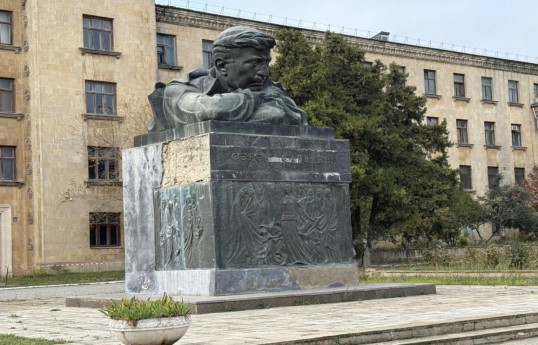 Cəfər Cabbarlının büstü...