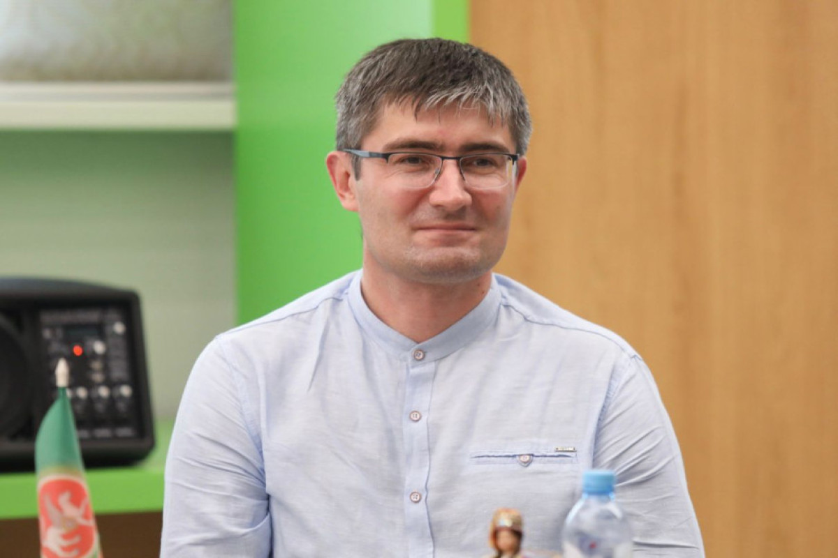 Tatar şairinin “İsti ürək, buzlu yol...”  kitabı Bakıda işıq üzü gördü