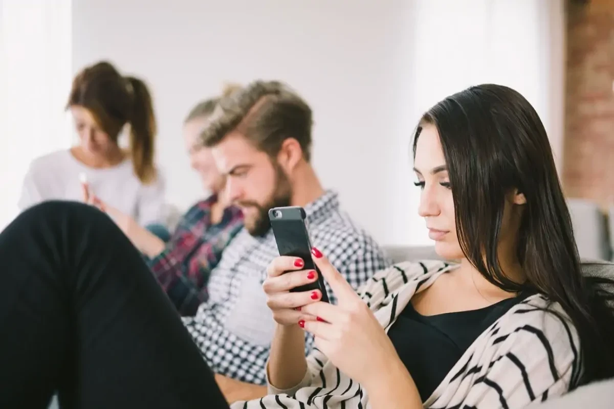 Tiktokda təhlükəli dopamin tələsi: Beynimizi niyə çürüdürük?  