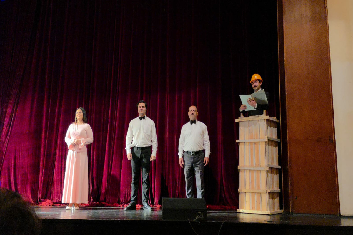 Sumqayıt Teatrı "Qaravəlli"  tamaşasını təqdim edib