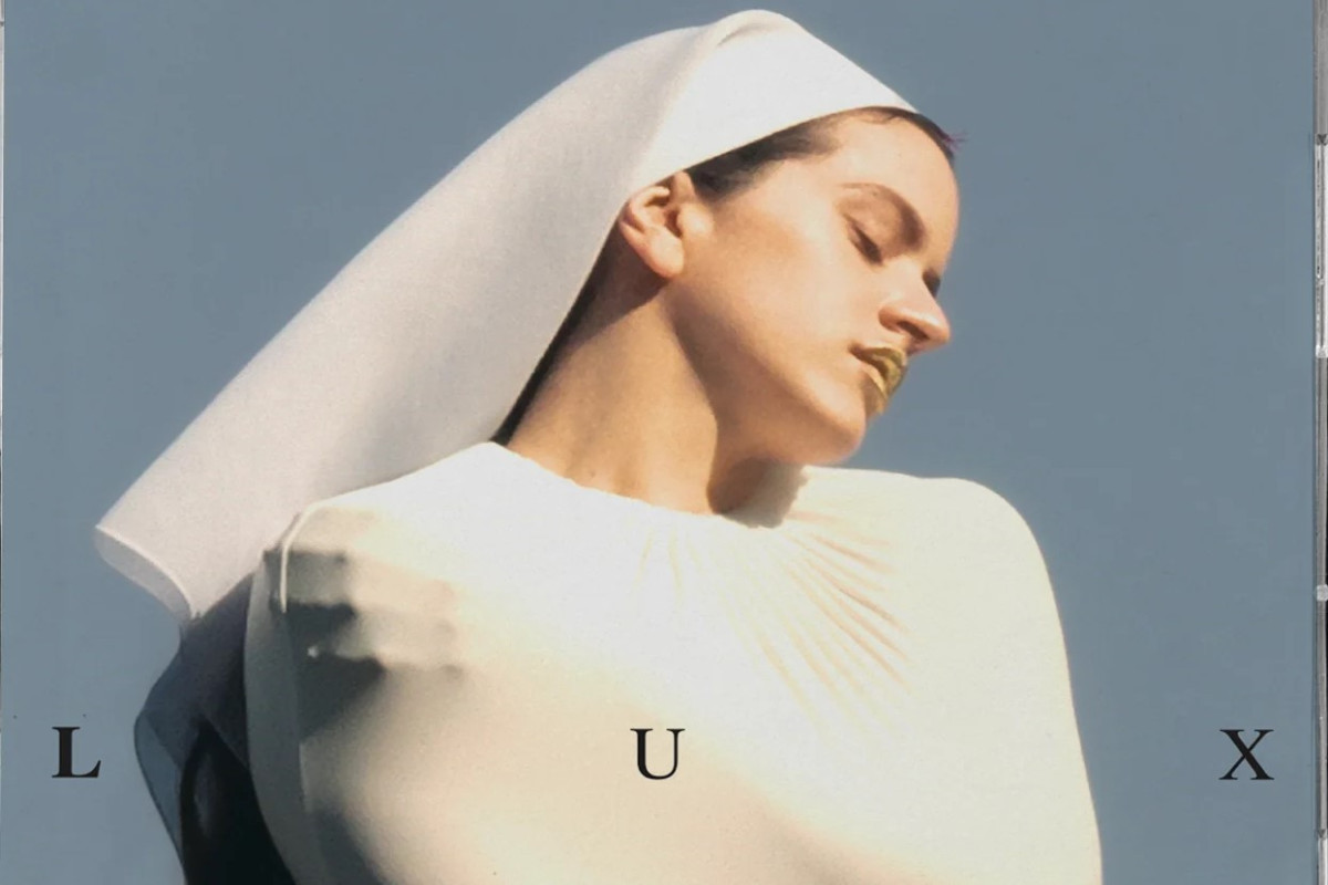 Vatikan ispan pop ulduzunun albomunu təriflədi  