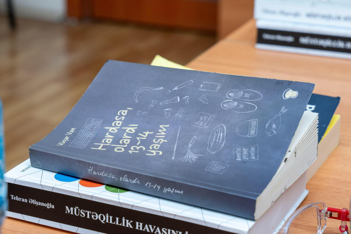 Ədəbiyyat İnstitutunda çağdaş ədəbiyyatda avtofiksiya mövzusu müzakirə olunub 