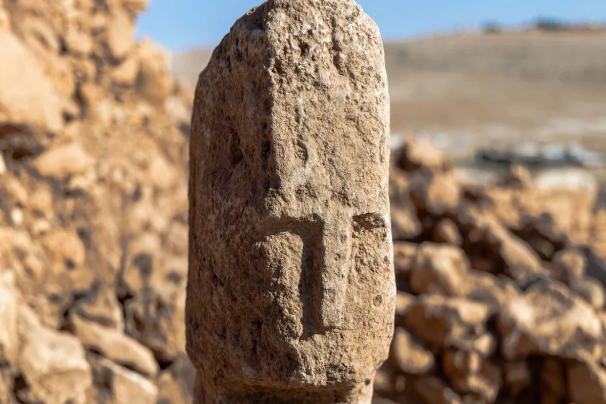 İnsan sifətli daş sütun  tapıldı 