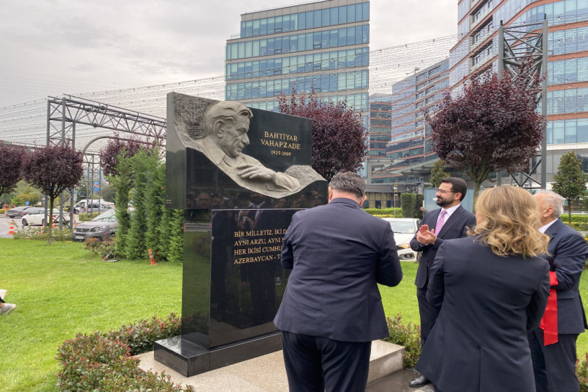 İstanbulda Bəxtiyar Vahabzadənin barelyefi açıldı  