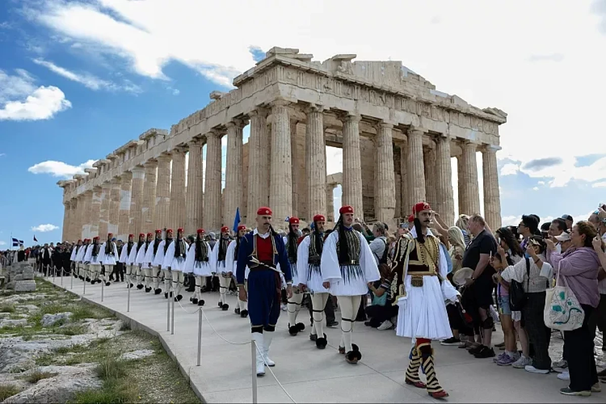 Parfenon məbədindən dayaq konstuksiyaları götürüldü  