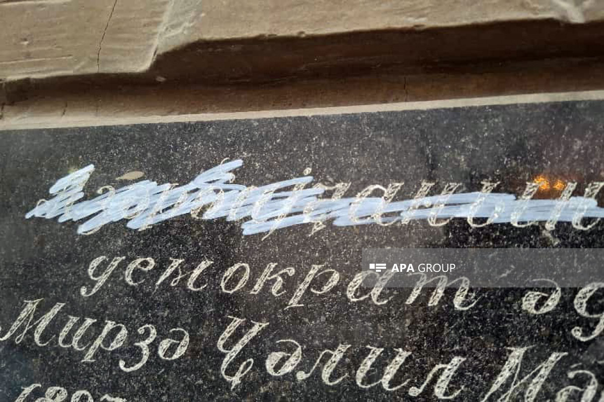 Mirzə Cəlilin Tbilisidəki barelyefində “Azərbaycan” silindi  - Səfirlik məsələni nəzarətə götürdü 
