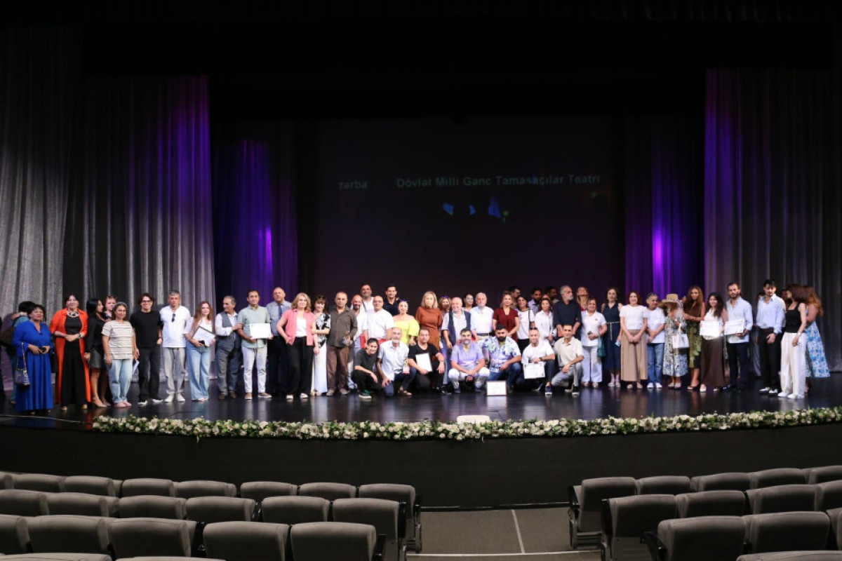 Gənc Tamaşaçılar Teatrında yeni mövsümünün başlanması münasibətilə görüş keçirildi