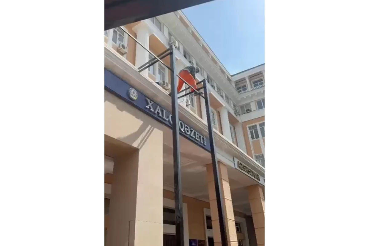 Memarlıq abidəsinin fasadına zərər yetirən metal konstruksiyalar sökülür 