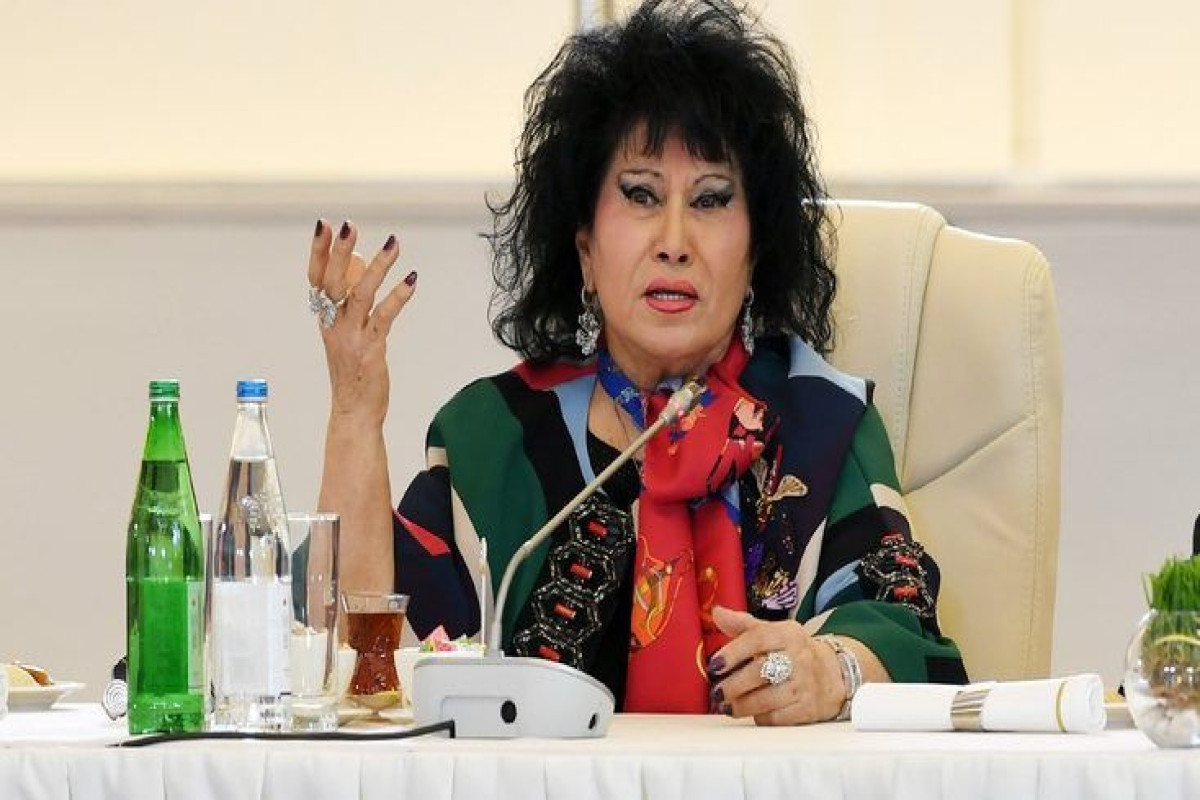 88 yaşlı Zeynəb Xanlarovadan canlı ifa