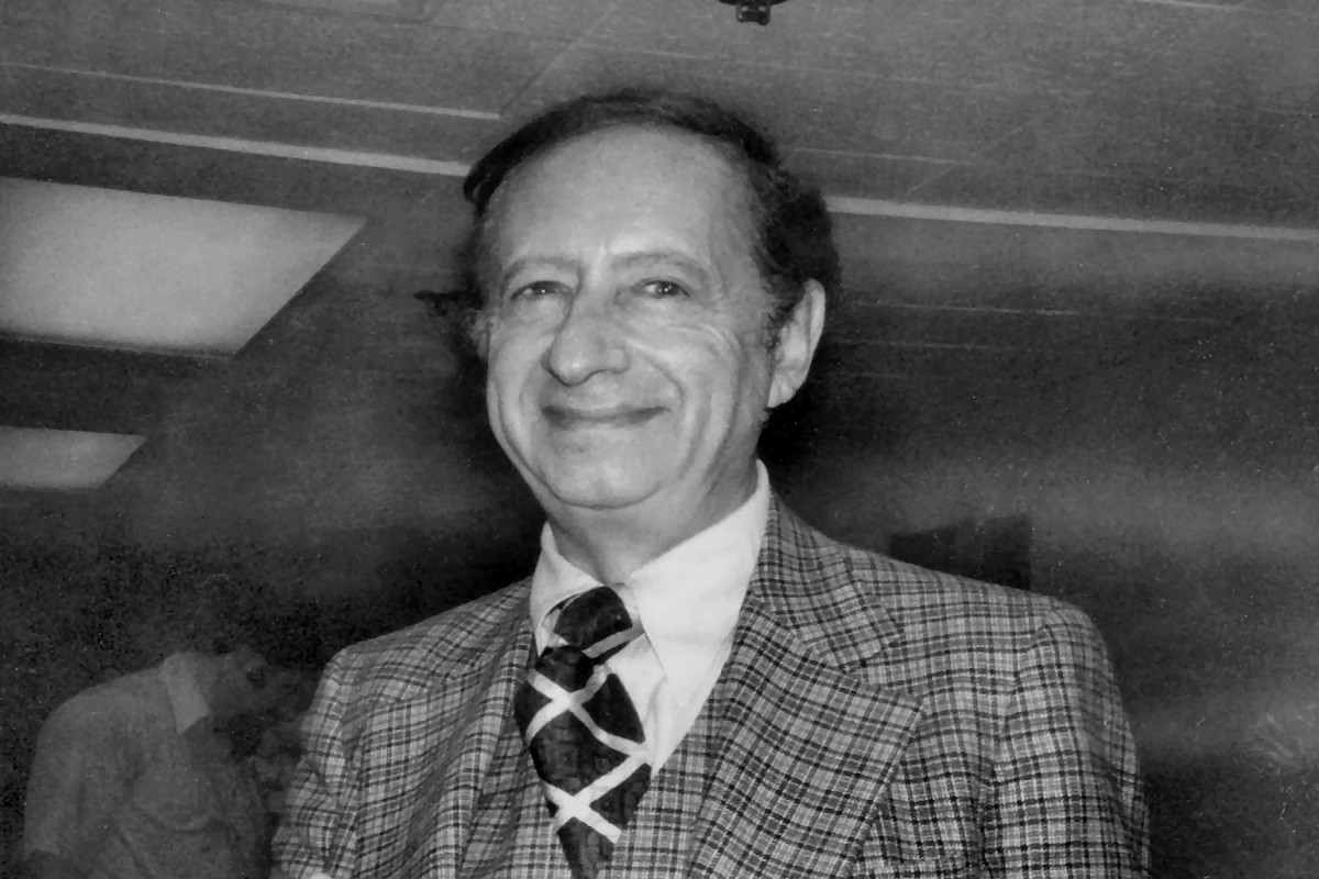 Öz nekroloqunu çap etdirən yazıçı Robert Blox  
