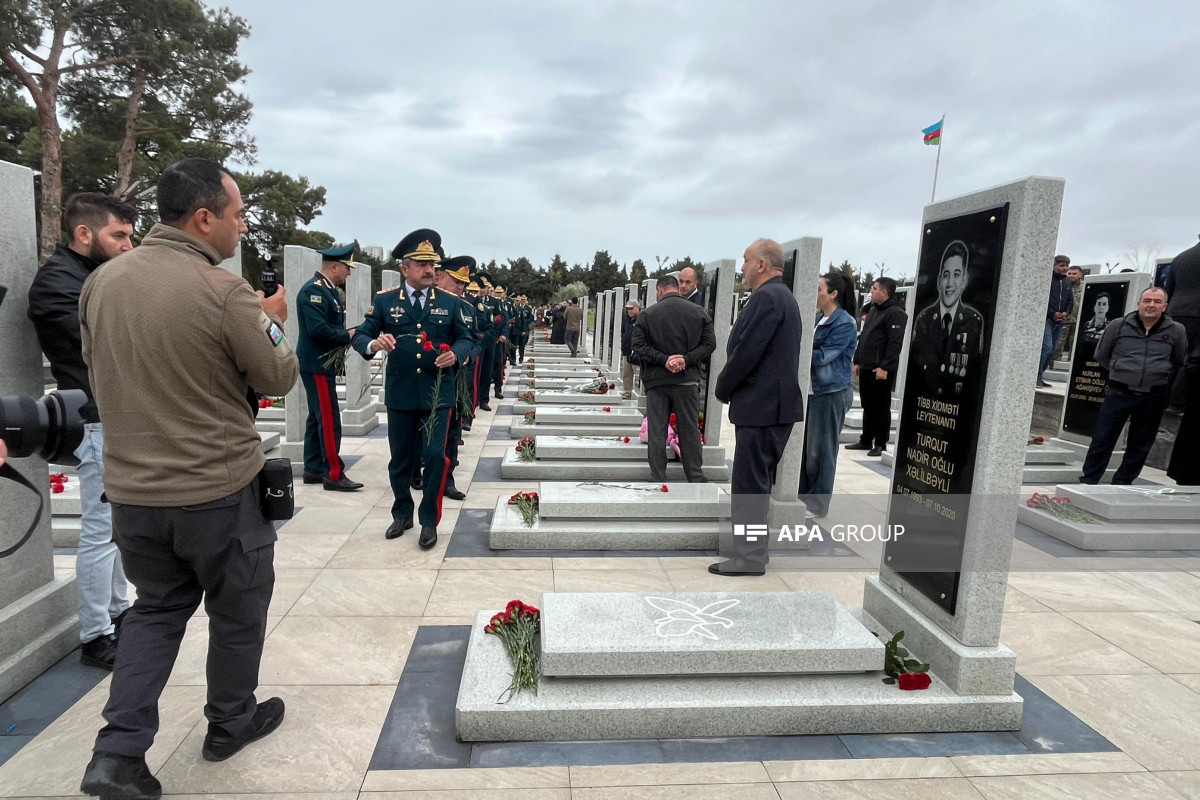 Anım Günü münasibətilə II Şəhidlər Xiyabanı  ziyarət edilir