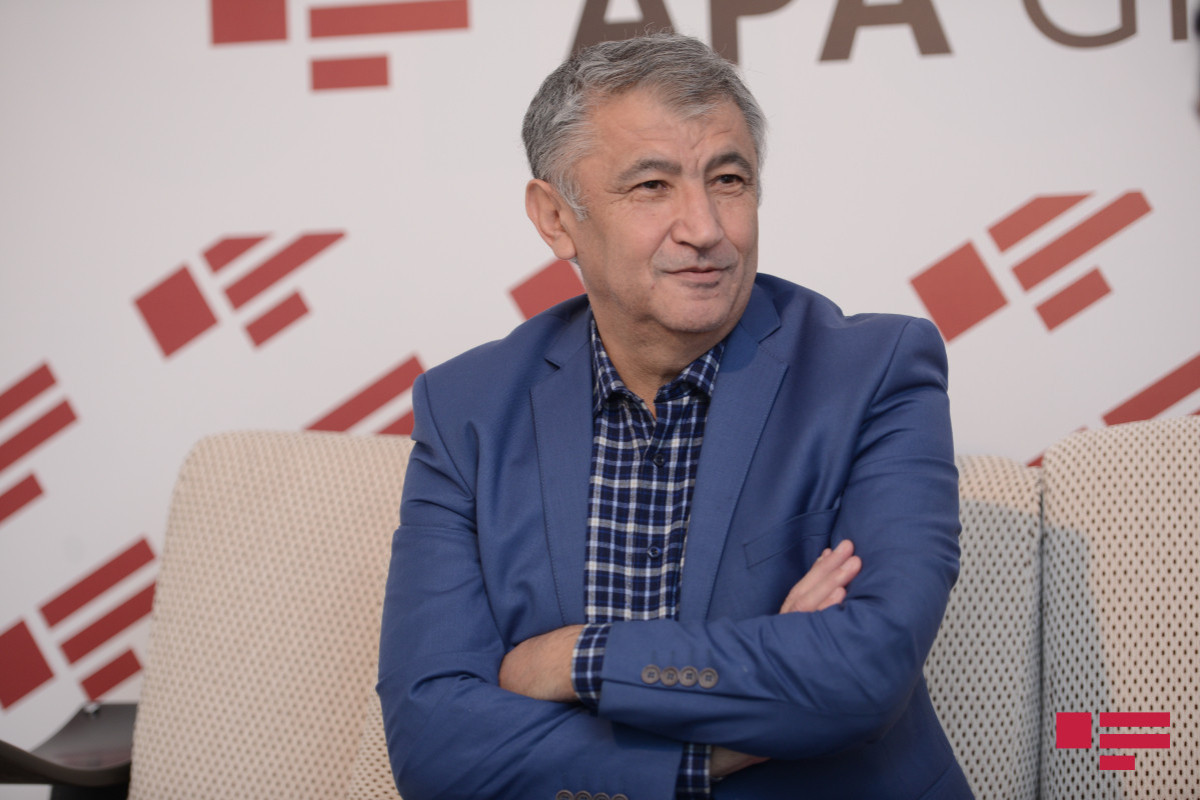 Bu gecə itləri güllələdilər – Günün şeiri 