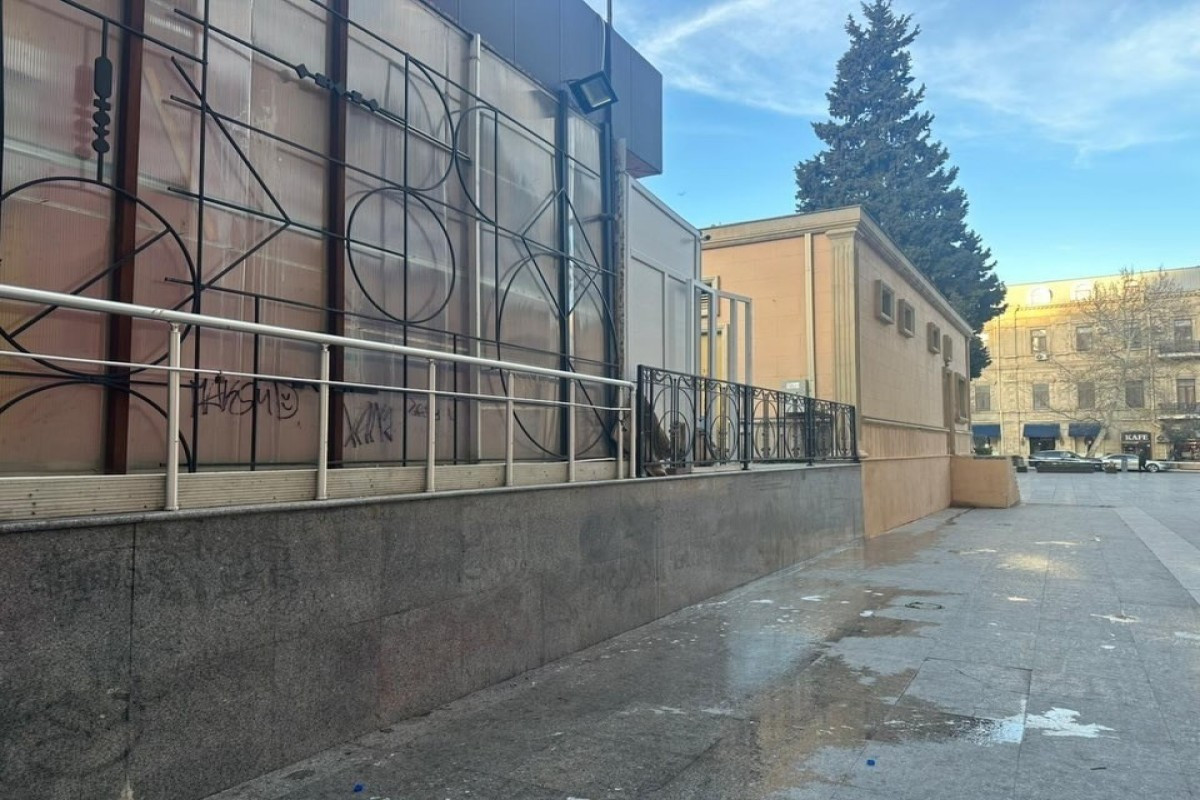 Nizami Kino Mərkəzininn divarına qraffiti çəkən şəxslər saxlanıldı 