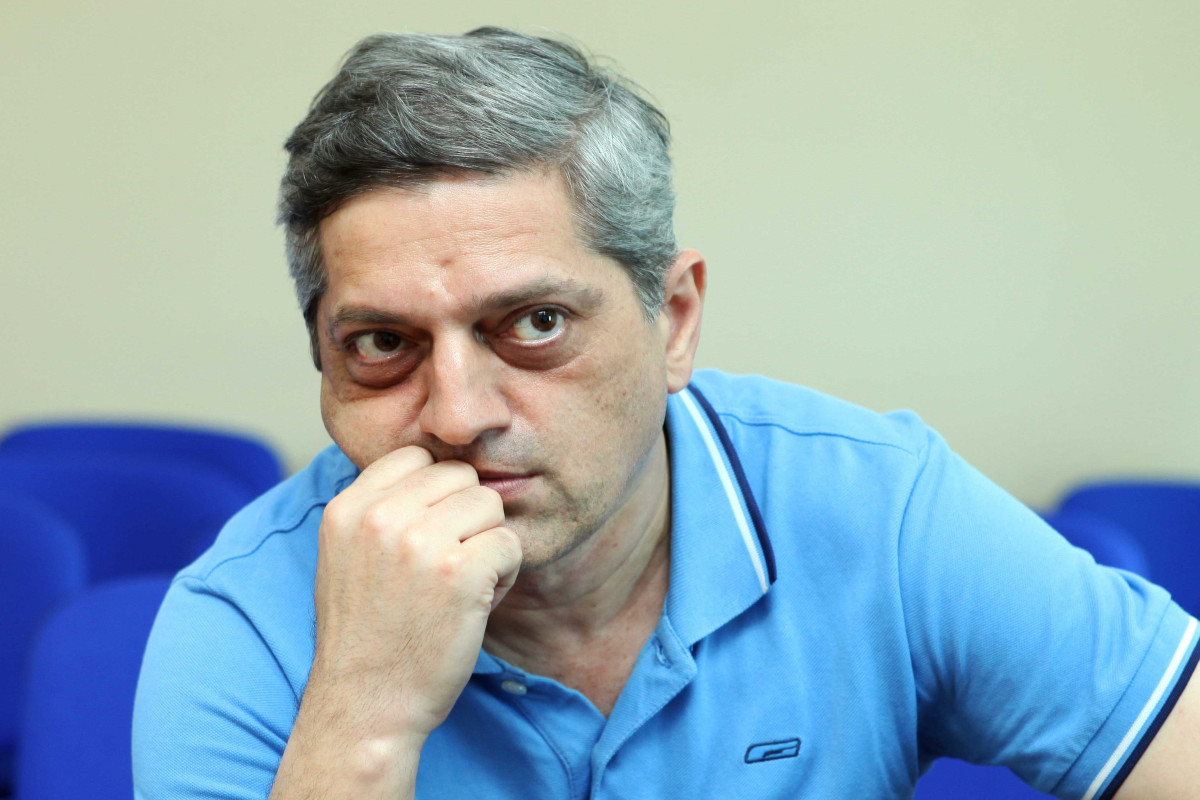 "Hər şey eynilə göyərçin əlləri öpdüyümüzdəki kimi olmalıdır..." - Azad Yaşarın şeirləri  