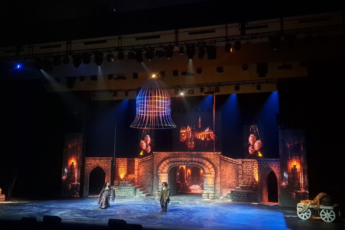 ƏSA Teatrının hazırladığı “Paris Notr-Dam”  tamaşası nümayiş edildi