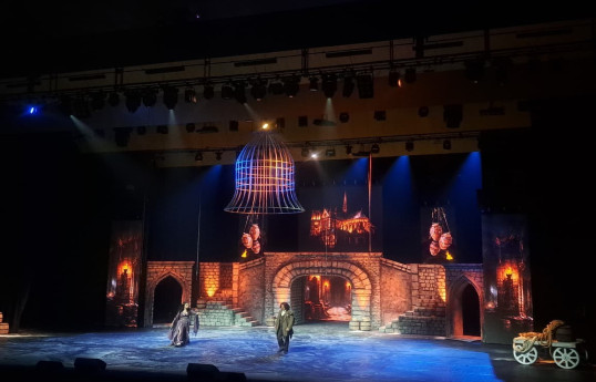 ƏSA Teatrının hazırladığı “Paris Notr-Dam”  tamaşası nümayiş edildi