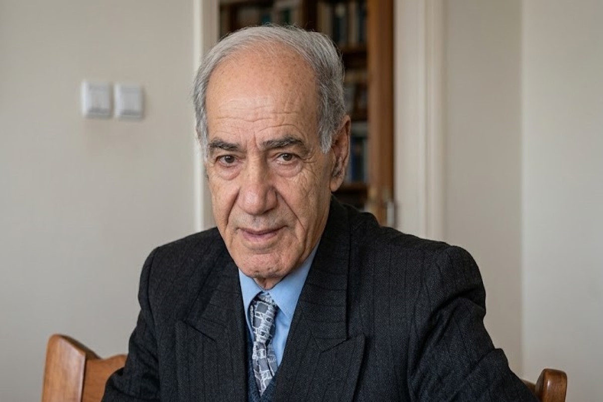 "İnsanın daxili imkanlarını şәraitdәn gözәl açıb ortaya çıxaran şey yoxdur..." - Sabir Əhmədli  