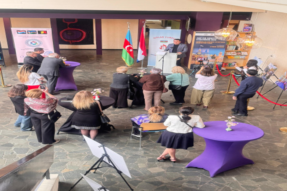 Haaqada “Şərq və Qərb bir arada”  adlı fotosərgi açıldı