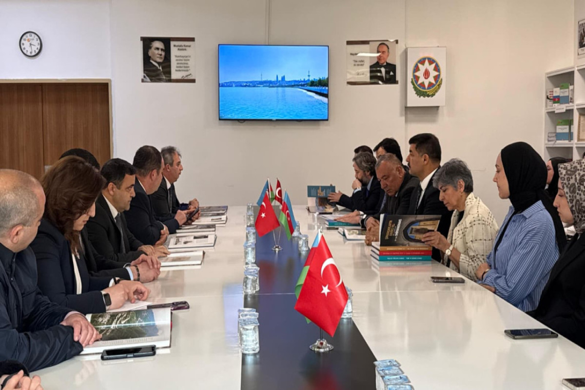 “İRS” nəşriyyat evinin nəşrləri müzakirə olundu 