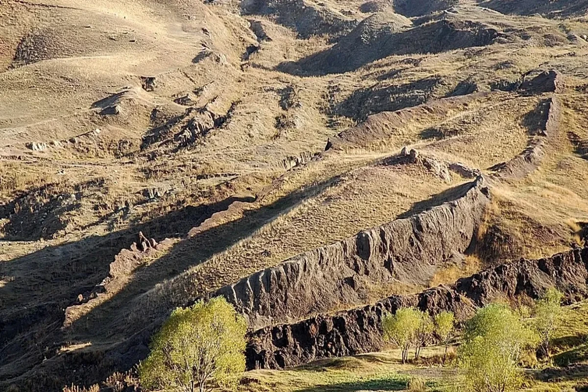 Ağrı dağının ətəklərində Nuhun gəmisinə aid olduğu iddia edilən yeni tapıntılar aşkarlandı 