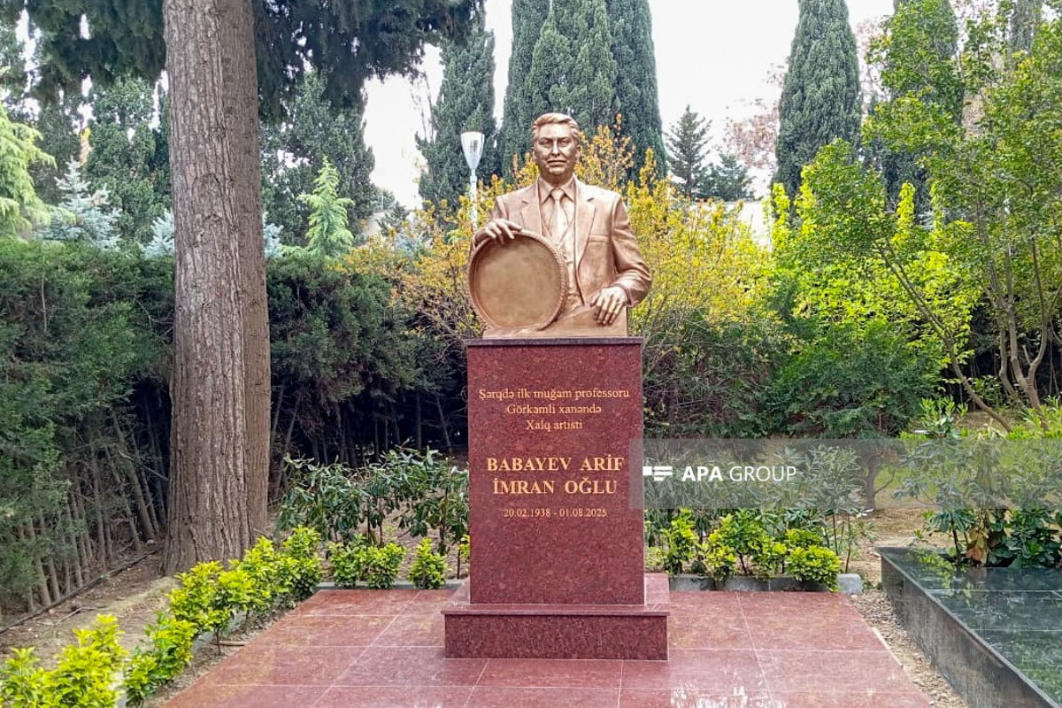 Xalq artisti Arif Babayevin qəbirüstü abidəsi ucaldıldı 