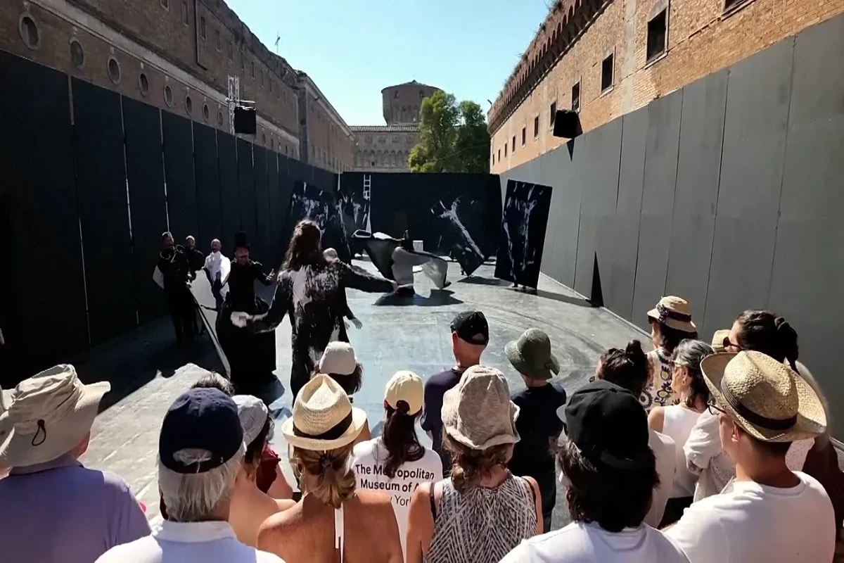 Məhkumlar teatr səhnəsinə çıxdılar – Həbsxananın həyətində 