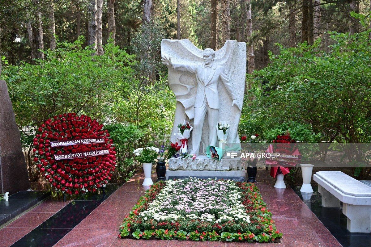 Müslüm Maqomayevin məzarı ziyarət edildi 