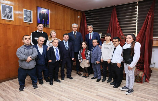 Anar Ələkbərov Teatr...