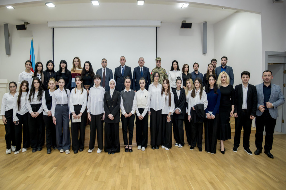 “Xocalı soyqırımı təsviri sənətdə”  adlı mühazirə dinlənildi