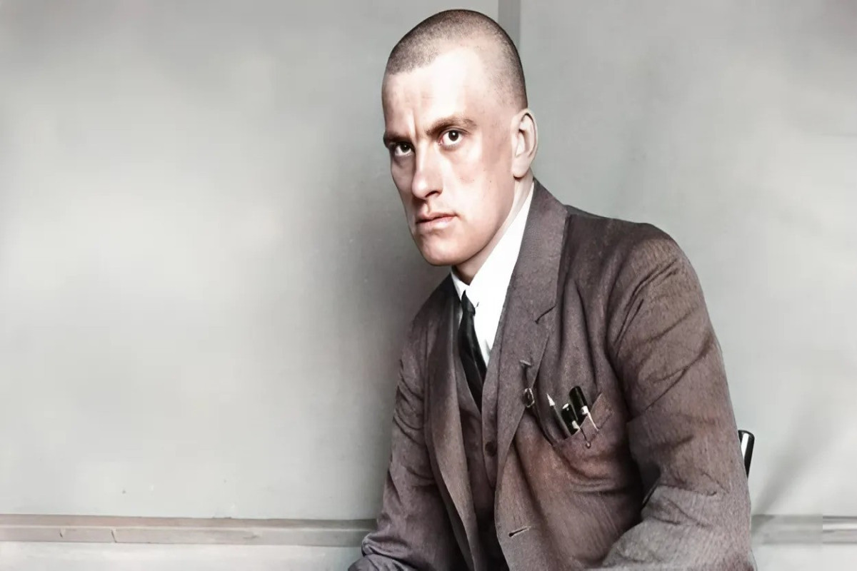 Mən qurd kimi gəmirərdim bürokratizmi - Vladimir Mayakovski 