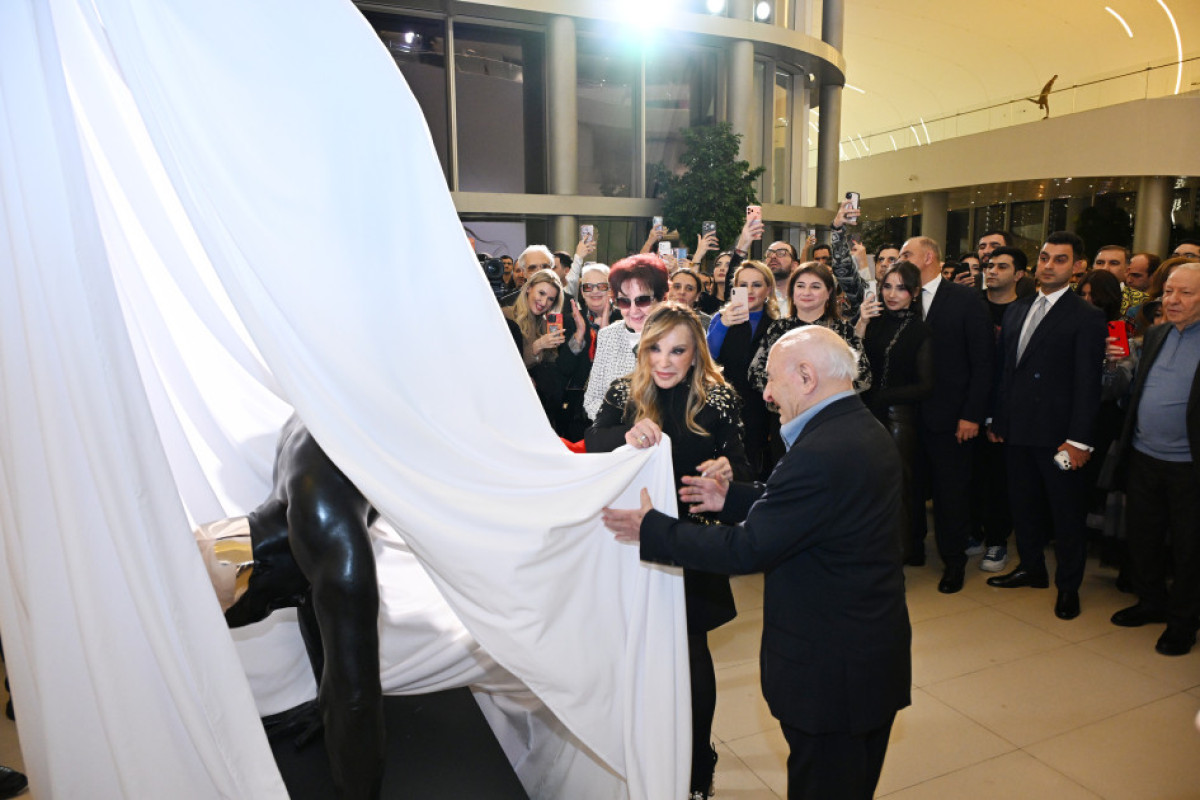 Məşhur amerikalı heykəltaraş-rəssamın Bakıda sərgisi açıldı  