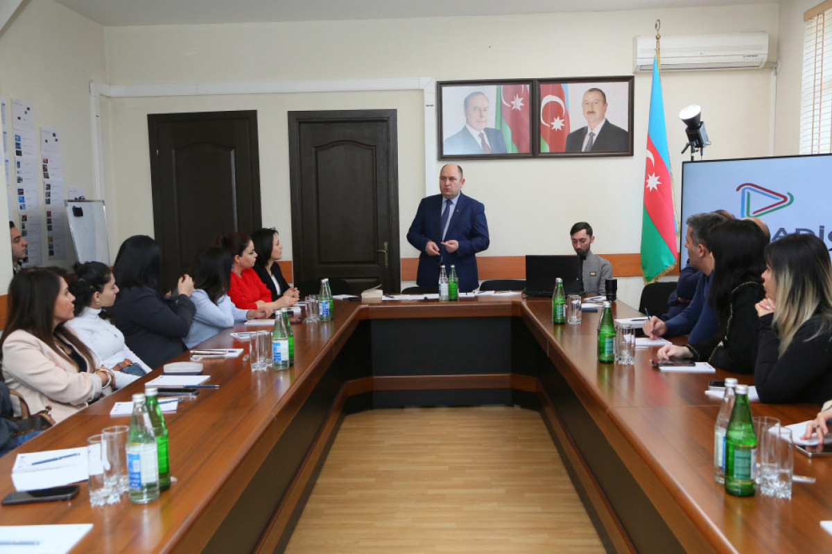 “Mediada Azərbaycan dili”  mövzusunda növbəti təlim keçirildi