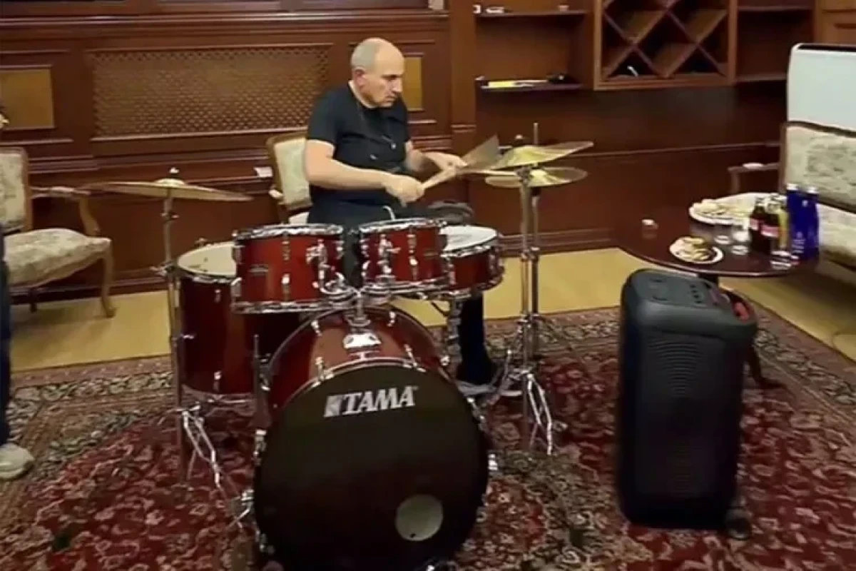 Paşinyan musiqi qrupu yaratdı 