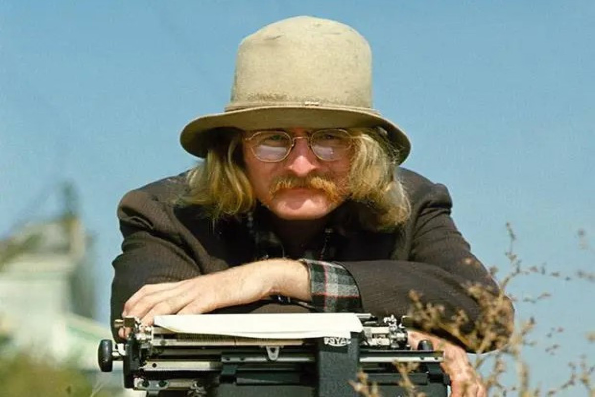 Qadınlar səhər-səhər geyinəndə… - Riçard Brotiqanın hekayəsi  