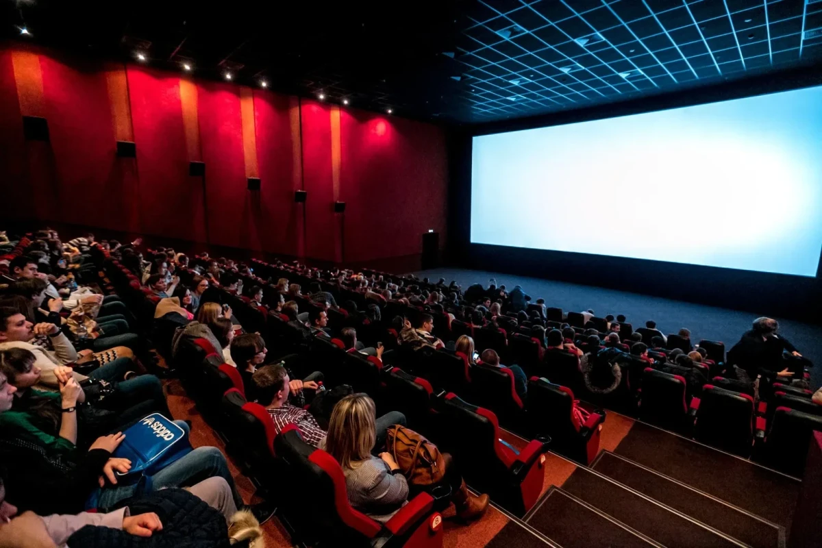 Xarici filmlərin çoxluğu, səhv titrlər, dublyaj problemi... -  Kinoteatrlarımız niyə bu vəziyyətdədir?   
