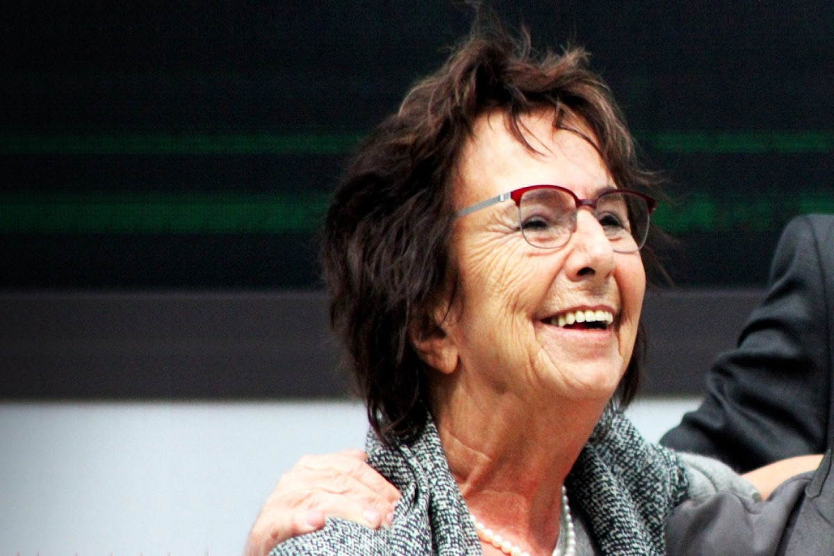 "Bəlkə də köklüyümə gülürlər?" - Miriam Presslerin "Tünd şokolad" əsərindən bir hissə  