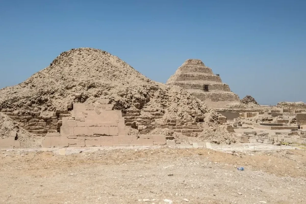 Tur bələdçisi piramidanın üzərində rəsm çəkdiyinə görə həbs olundu 