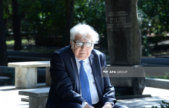 Xalq yazıçısı Anar...