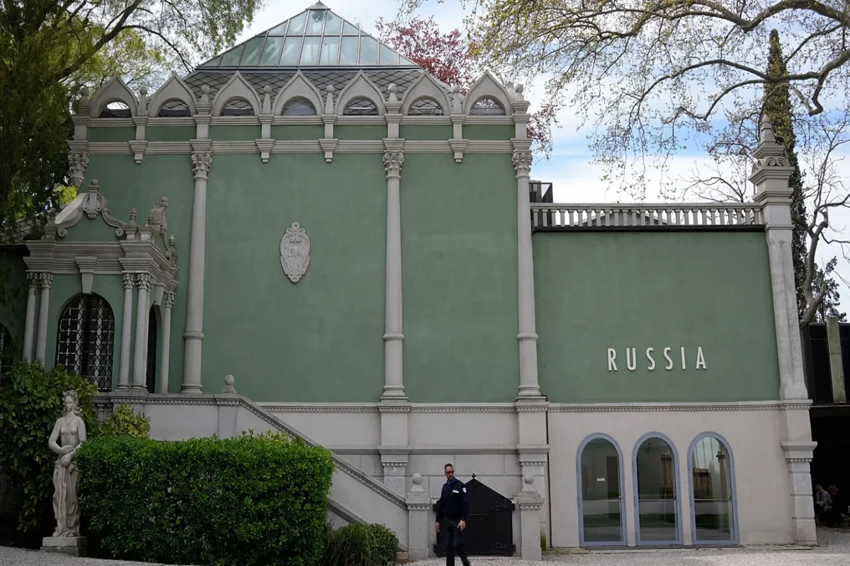 Venesiya Biennalesinin beynəlxalq münsiflər heyəti istefa verdi  