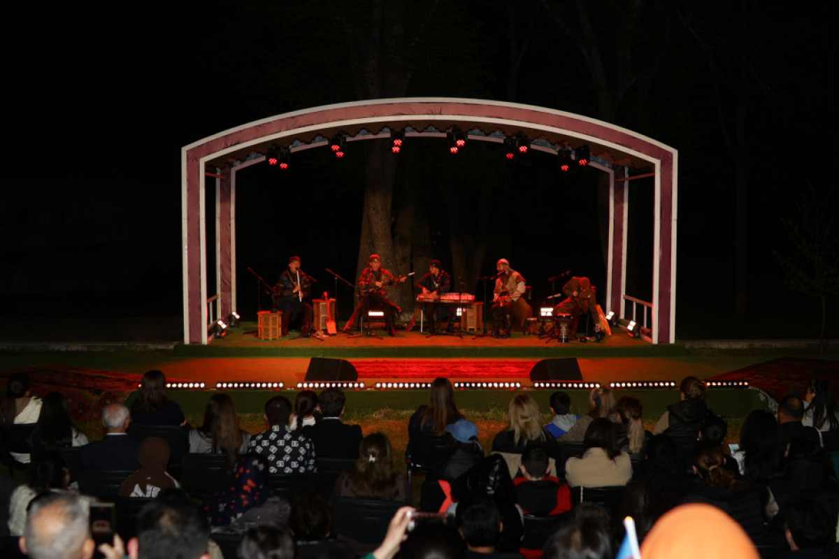 “Turan” Etno-Folk Ansamblı “Xarıbülbül” musiqi festivalında çıxış etdi 