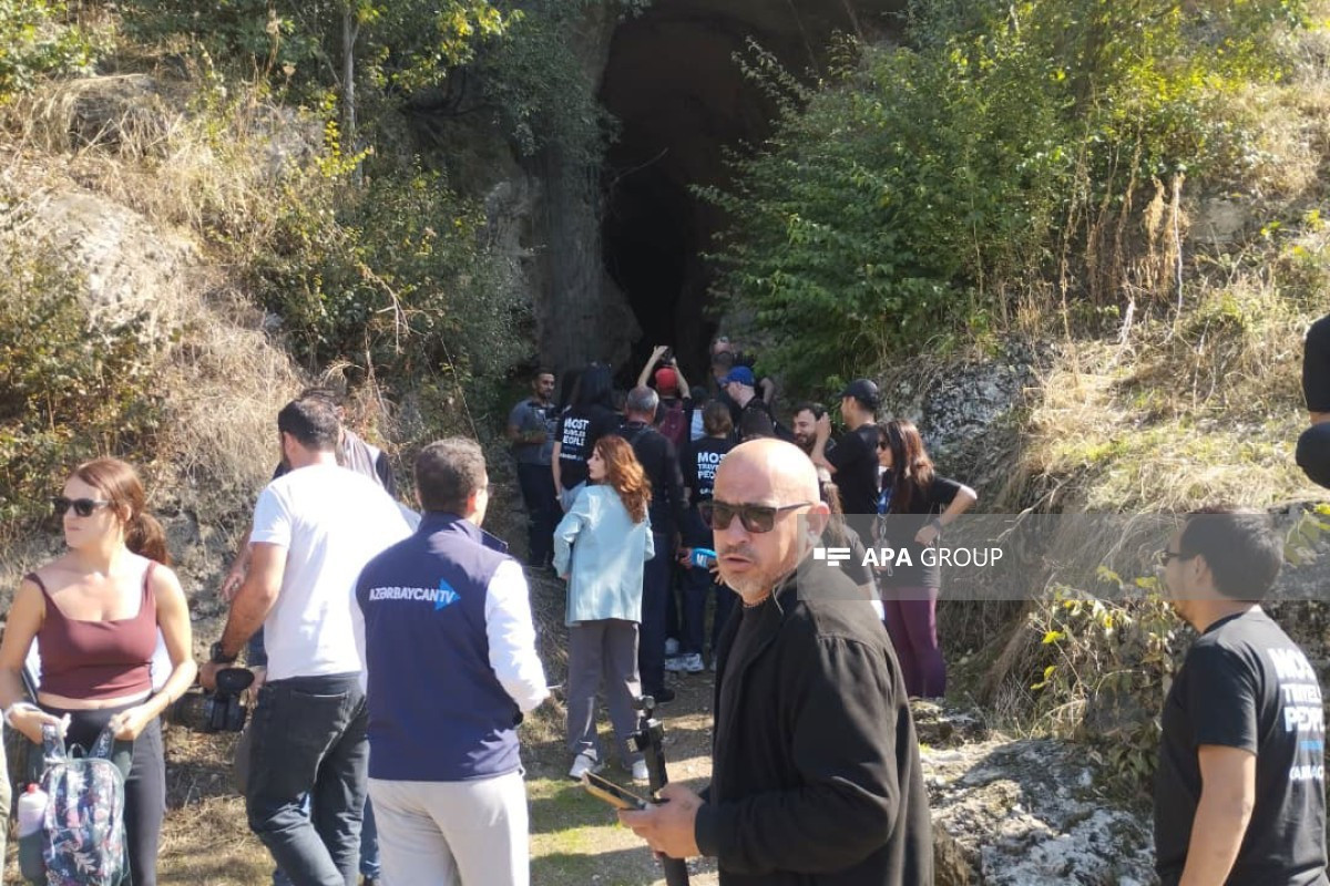 Beynəlxalq səyyahlar Azıx mağarasında olublar  
