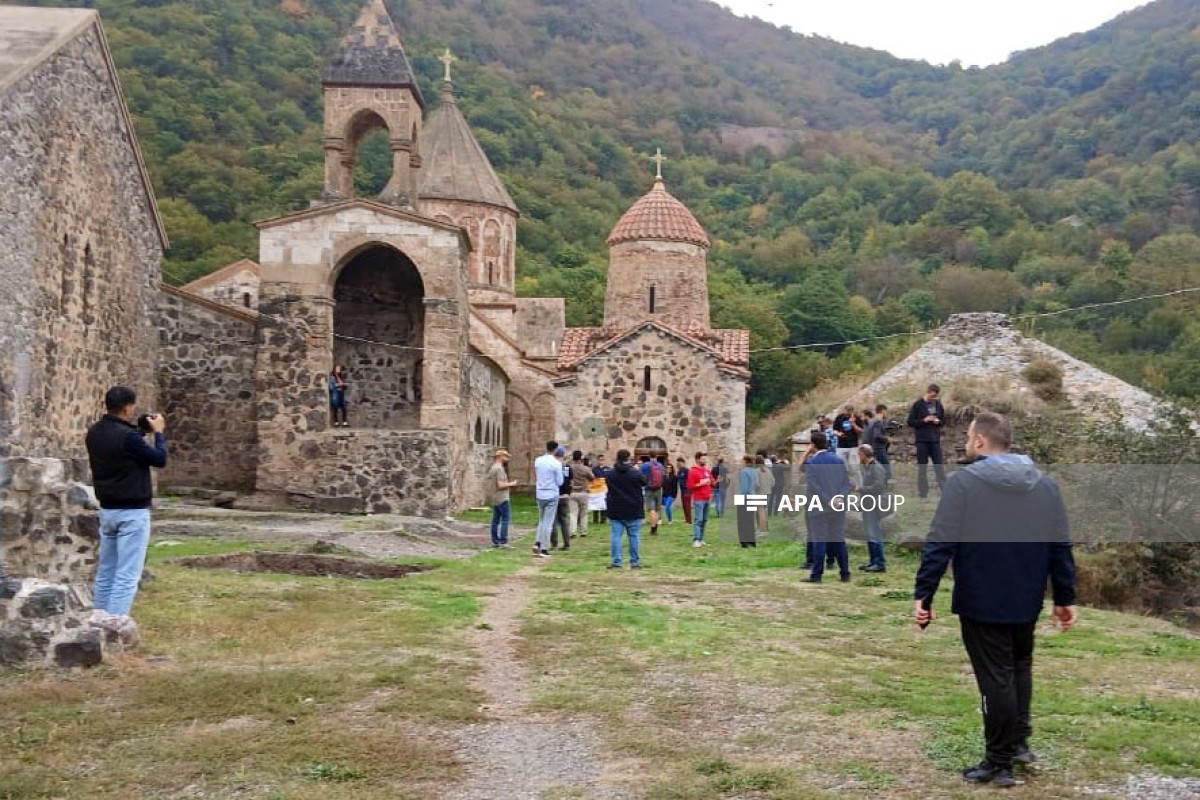 Beynəlxalq səyyahlar Xudavəng monastır kompleksində 