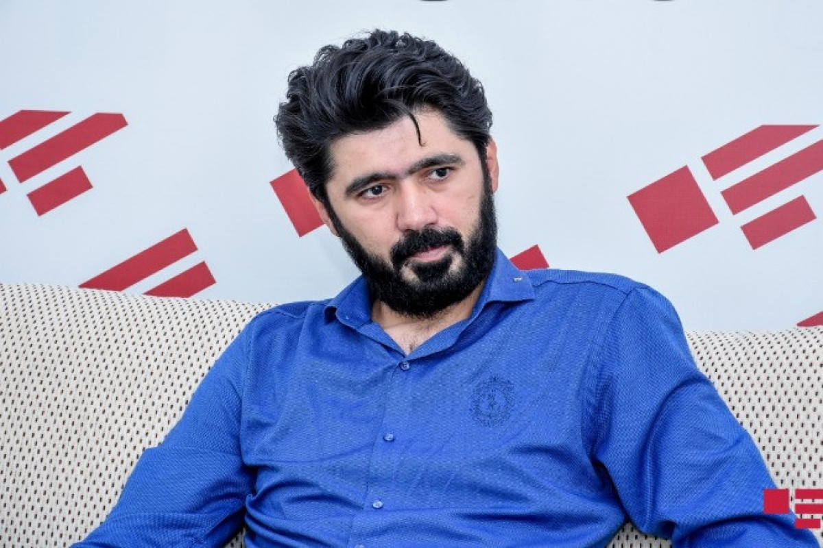 "Başında hicab olan bir müəllim Axundovun dini fanatizmə qarşı mübarizəsini necə öyrədir? - Kəramət Böyükçöl 