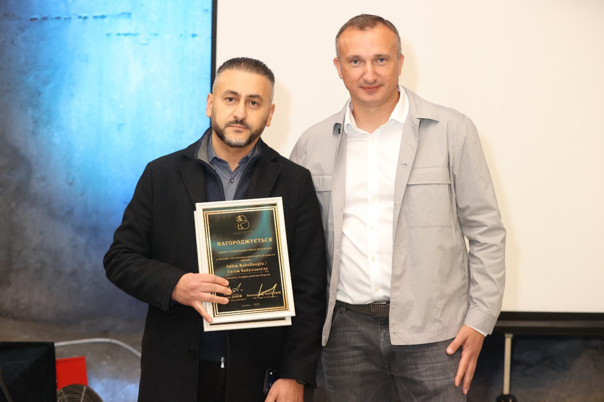 Diplomatımız şairin mükafatını qəbul etdi 