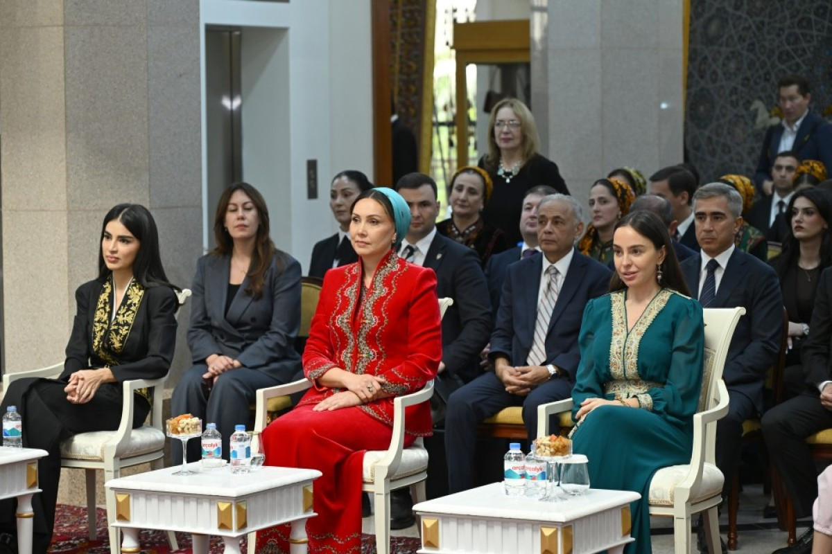 Leyla Əliyeva  Aşqabadda Milli Türkmən Xalçası Muzeyini ziyarət etdi 