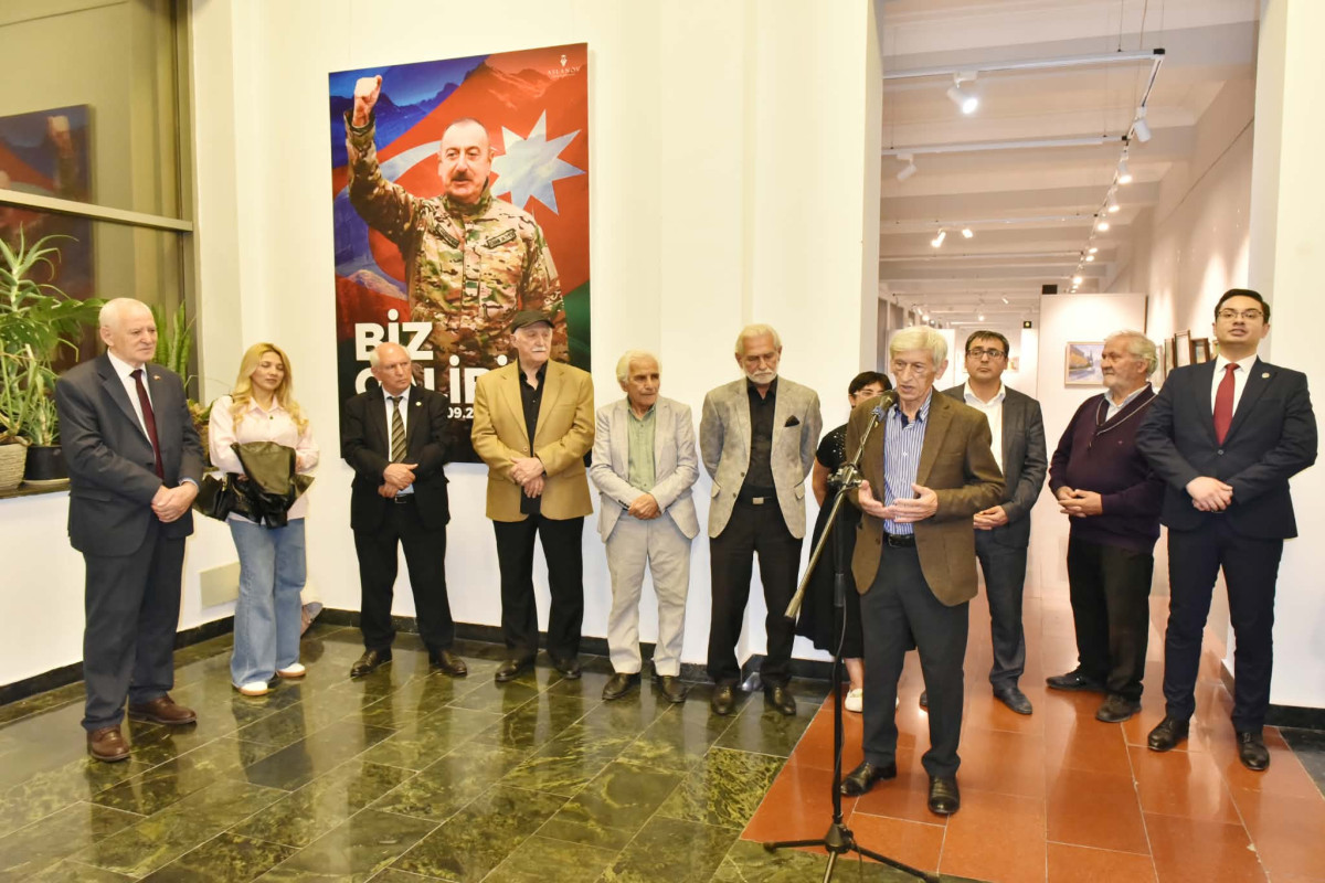 Məşhur televiziya tamaşalarının rəssamı Rəfail Əlizadənin yaradıcılıq sərgisi keçirilib - Foto 