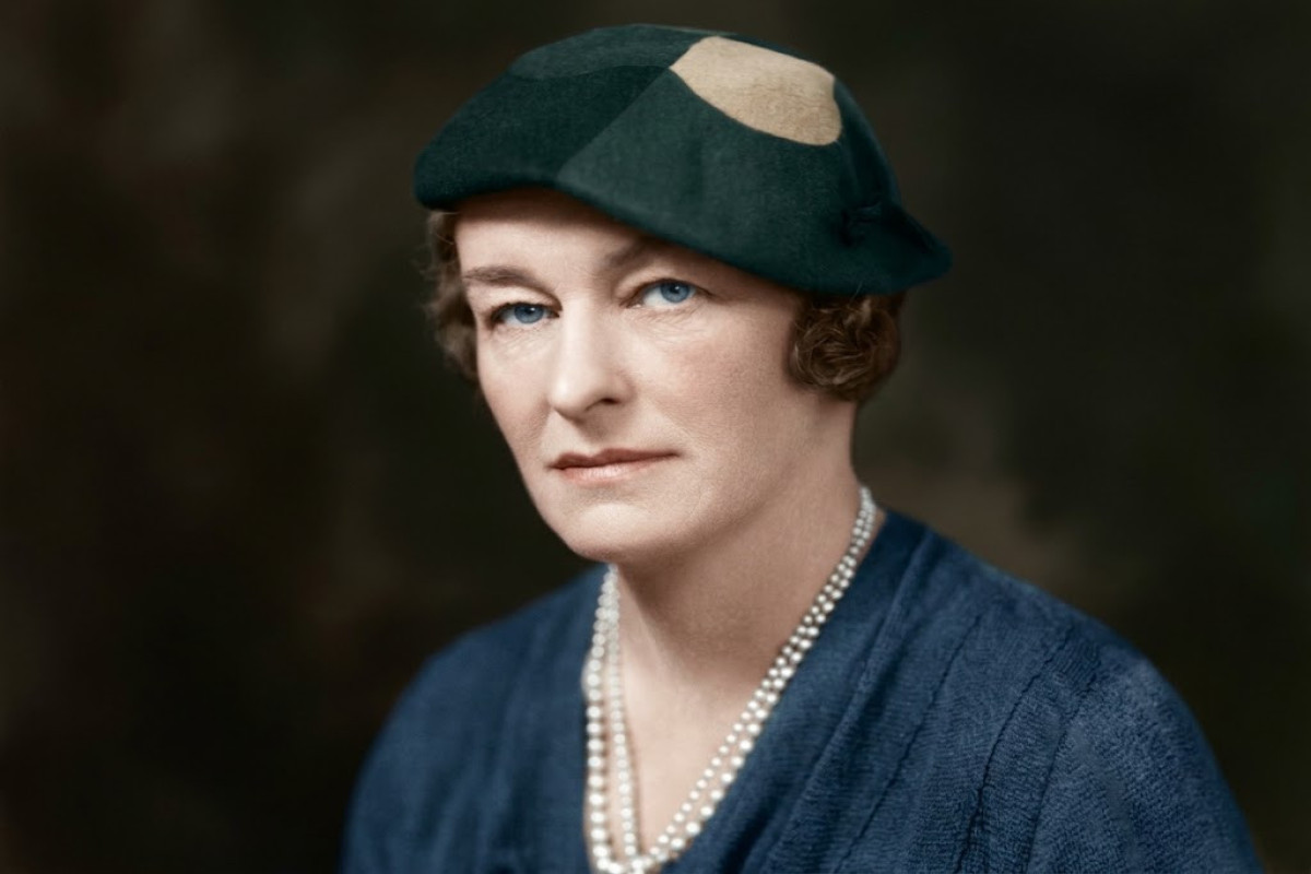 "Evlilik - başlanğıcı və sonu möhtəşəm, lakin ortası cəhənnəmdir..." - Enid Baqnolddan sitatlar  