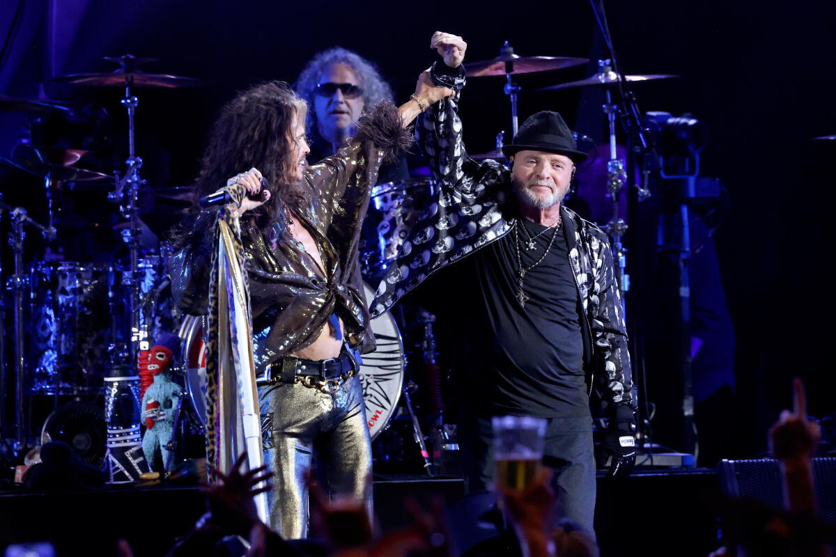 "Aerosmith" üç ildən sonra səhnəyə qayıtdı - Konsertə Conni Depp və Deyv Qrohl da qoşuldu 