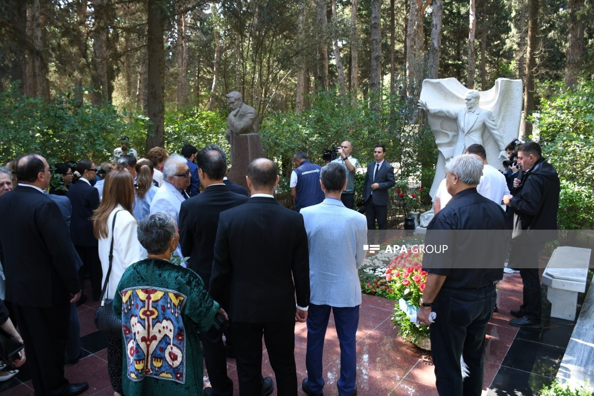 Milli Musiqi Günü münasibətilə I Fəxri xiyabanda Üzeyir Hacıbəylinin məzarı ziyarət edildi 